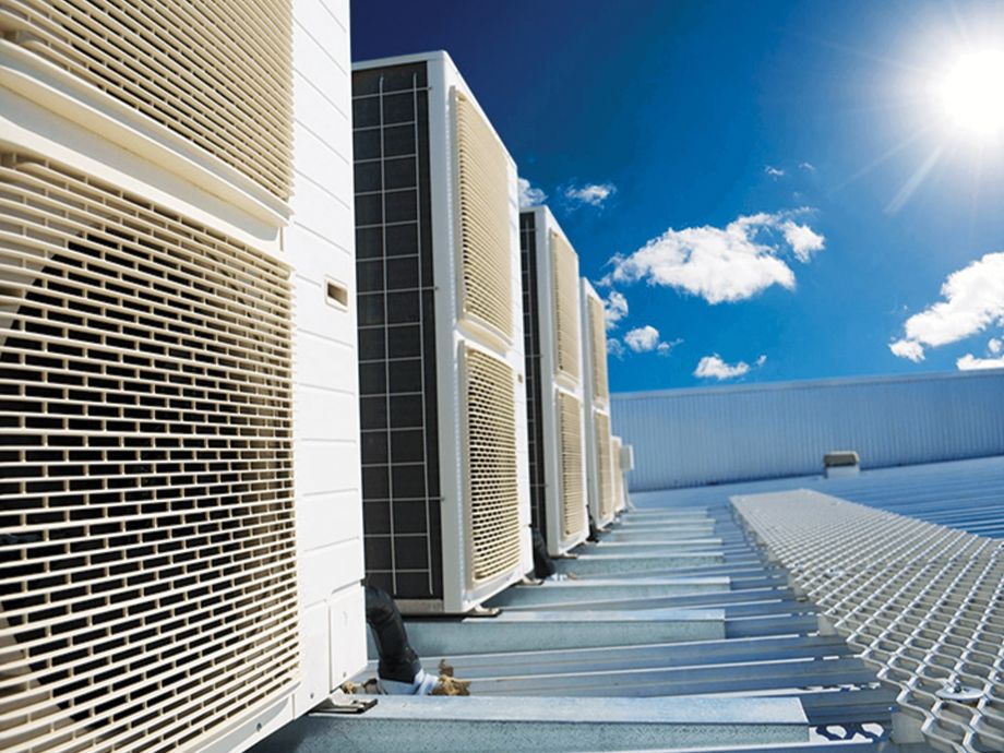 Technik opravující klimatizaci